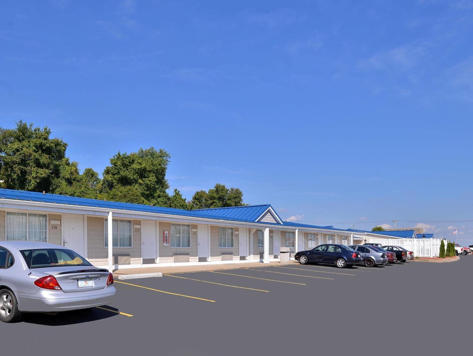 Americas Best Value Inn & Suites St Clairsville Wheeling St. Clairsville Exterior photo