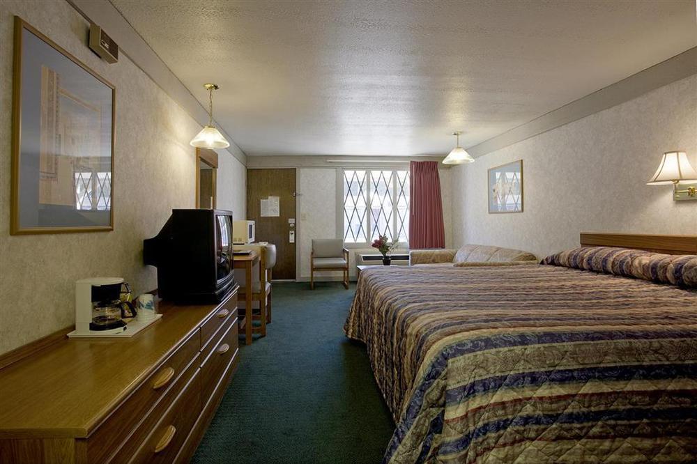 Americas Best Value Inn & Suites St Clairsville Wheeling St. Clairsville Room photo