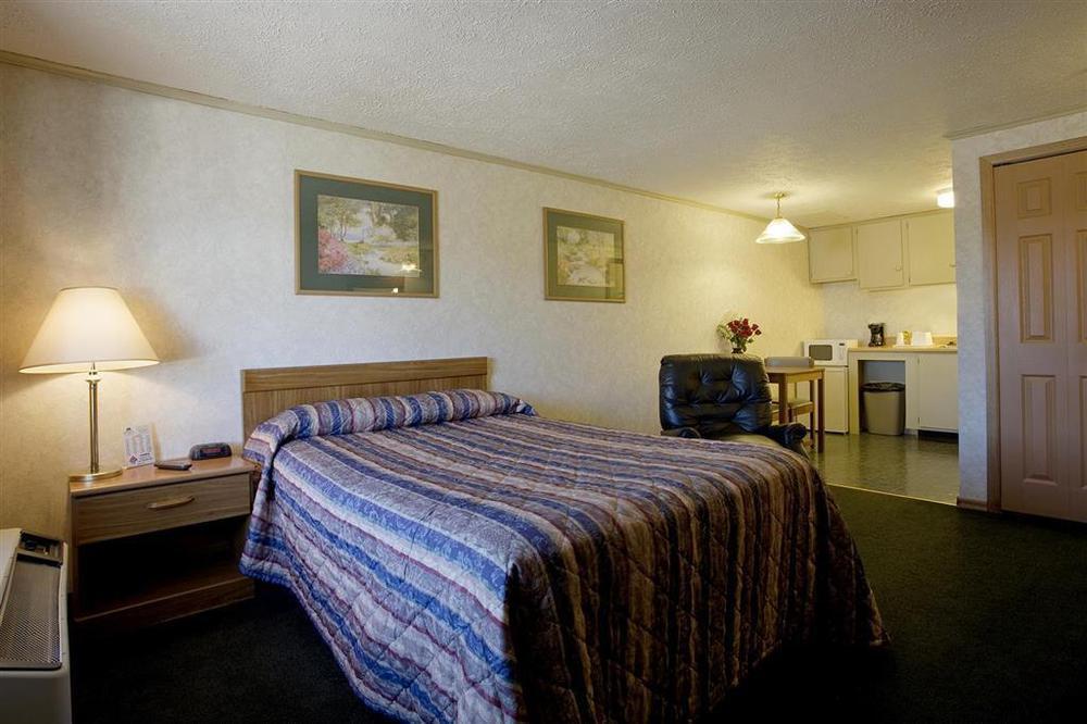 Americas Best Value Inn & Suites St Clairsville Wheeling St. Clairsville Room photo